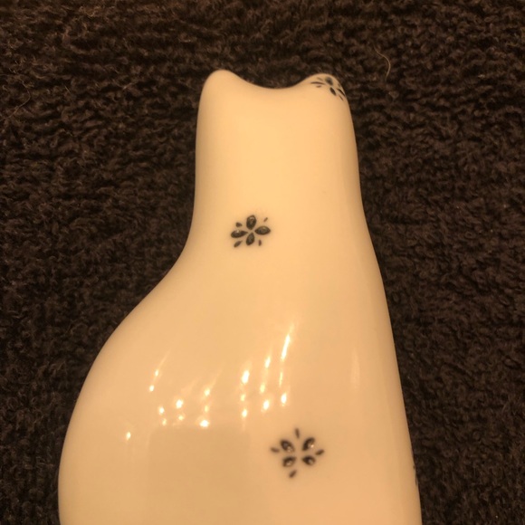 Highbank Porcelain Cat Figurine - Picture 4 of 6